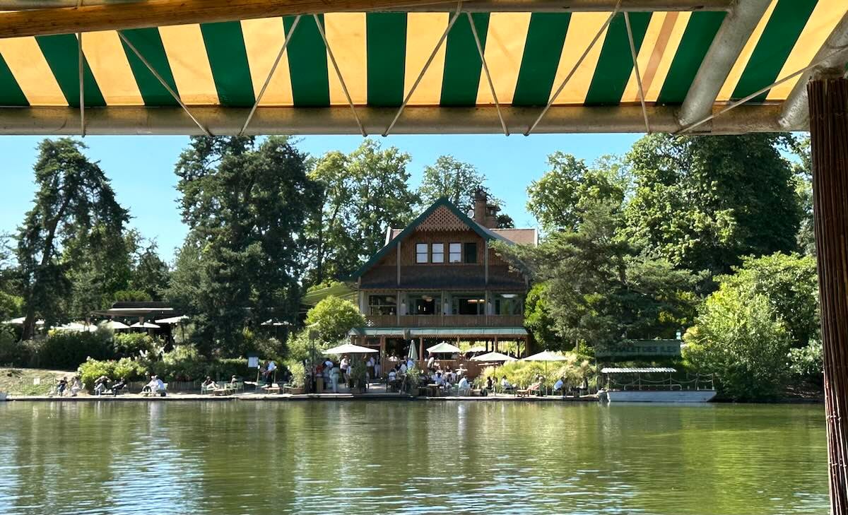 Promenade en barque sur l'eau près de Paris