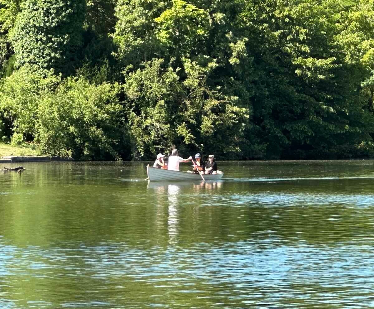 Promenade en barque sur l'eau près de Paris