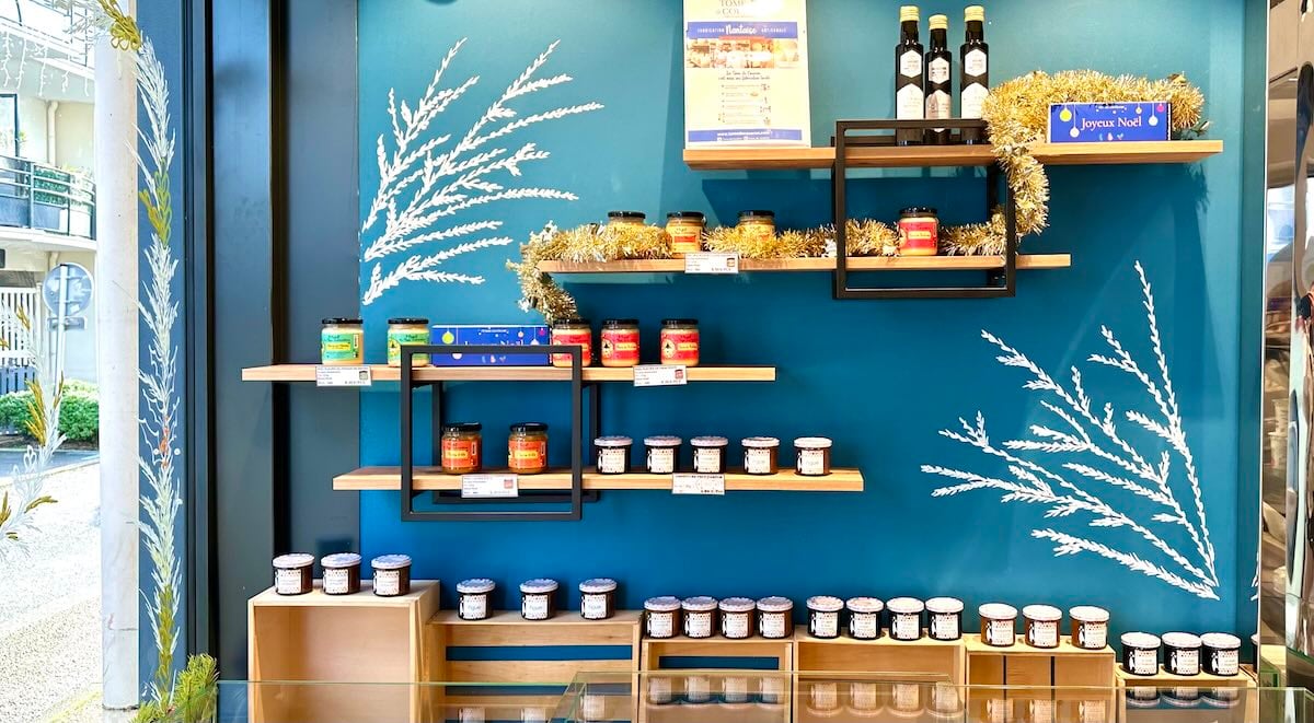 Réalisation de fresques murales et décors sur vitrines