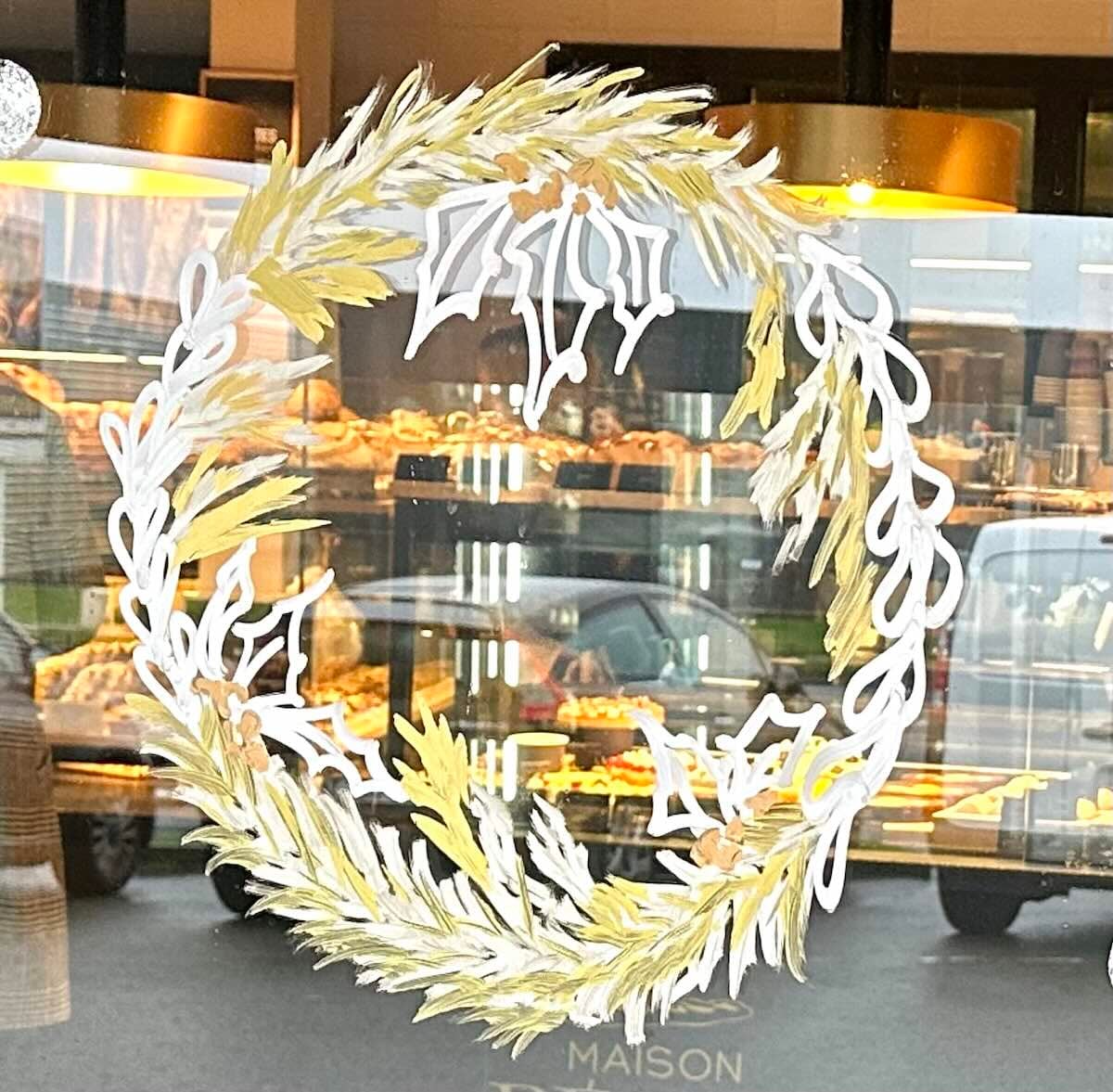 Réalisation de fresques murales et décors sur vitrines