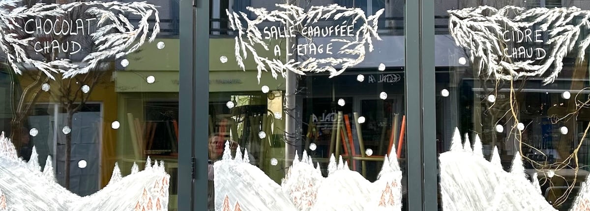 Réalisation de fresques murales et décors sur vitrines