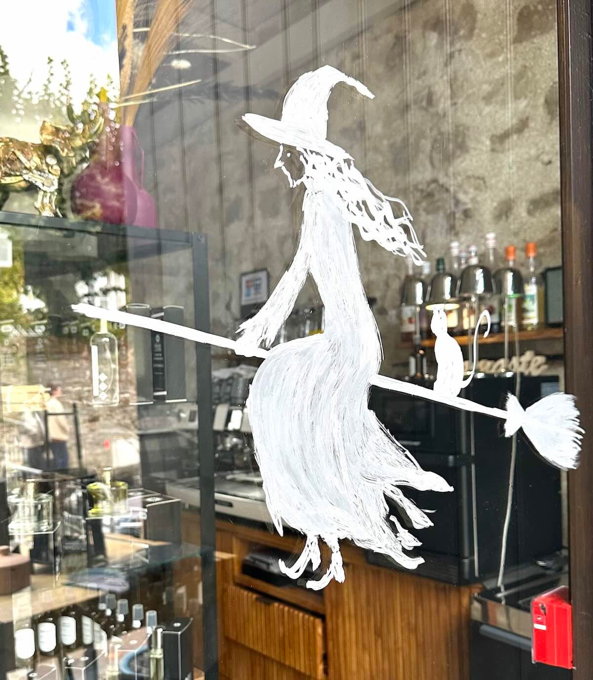 Réalisation de fresques murales et décors sur vitrines