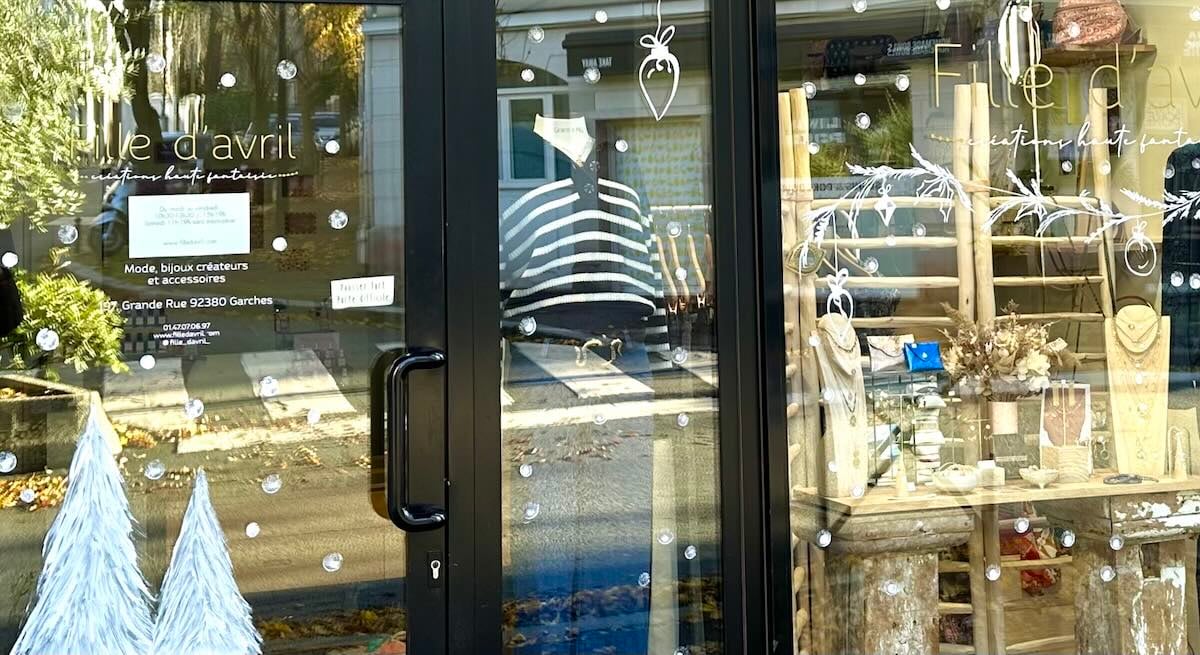 Réalisation de fresques murales et décors sur vitrines